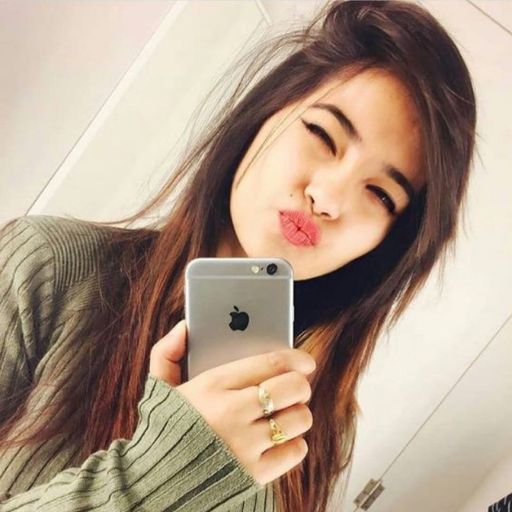 cute-attitude-dp-girl-with-iphone